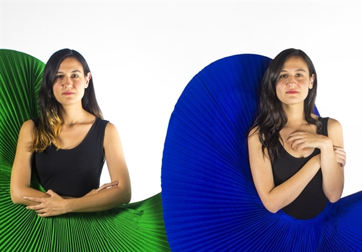 ‘’Las Añez’’, las gemelas que construyen múltiples universos sonoros con el poder de su voz