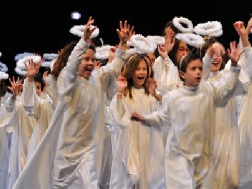 El Orfeón Fernández Caballero interpreta el musical 'La estrella de Belén'