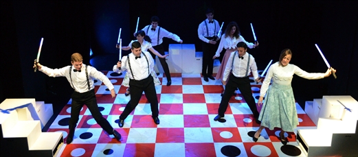 ‘La noche del fuego’, un espectáculo de revista cargado de comedia